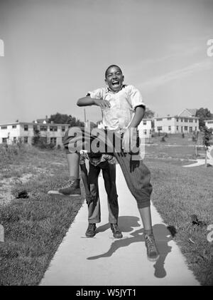 Zwei Jungs, Leapfrog, Frederick Douglass, Anacostia Nachbarschaft, Washington DC, USA, Foto: Gordon Parks, Juli 1942 Stockfoto