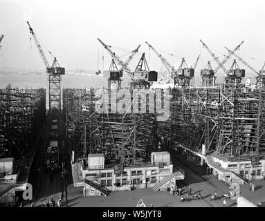 Liberty Ship Frederick Douglass in seiner frühen Phase der Konstruktion, Bethlehem-Fairfield Werften, Baltimore, Maryland, USA, Roger Smith, US-amerikanischen Office of War Information, Mai 1943 Stockfoto