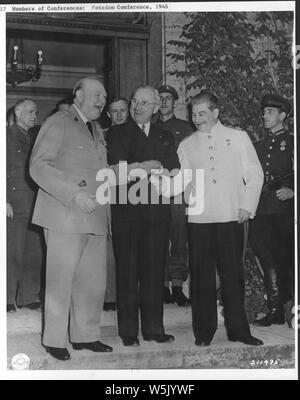 Amerikanischen und Alliierten Regierungschefs auf internationalen Konferenzen; Umfang und Inhalt: In einem dreifachen Handshake, der US-Präsident Harry S. Truman hält Hände der britische Premierminister Winston Churchill und der sowjetische Regierungschef Josef Stalin während der Eröffnung der Potsdamer Konferenz. Berlin, Deutschland. 07/25/45. Stockfoto