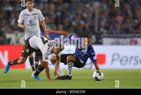 Bielefeld, Deutschland. 29. Juli, 2019. 2. Fussball Bundesliga, Arminia Bielefeld - FC St. Pauli, 1.Spieltag in der Schüco Arena. Der Bielefelder Manuel Prietl (r) im Kampf um den Ball mit Finn Ole Becker (l) von St. Pauli. Credit: Friso Gentsch/dpa - WICHTIGER HINWEIS: In Übereinstimmung mit den Anforderungen der DFL Deutsche Fußball Liga oder der DFB Deutscher Fußball-Bund ist es untersagt, zu verwenden oder verwendet Fotos im Stadion und/oder das Spiel in Form von Bildern und/oder Videos - wie Foto Sequenzen getroffen haben./dpa/Alamy leben Nachrichten Stockfoto