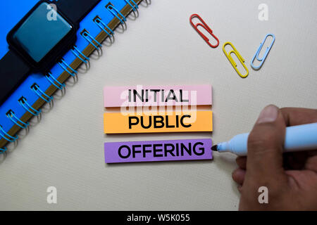 Initial Public Offering - IPO-Text auf Haftnotizen auf Büro Schreibtisch isoliert Stockfoto
