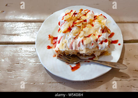 Ekmek kadayifi, einem traditionellen süßen in der Türkei und in Griechenland. Es ist Brot Pudding serviert mit kaymak, eine Art clotted cream. Stockfoto