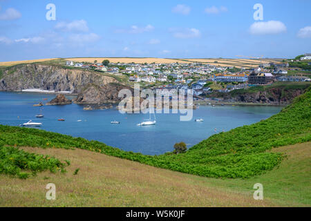 Wunderschöne Aussicht auf äußere Hoffnung und Hope Cove von der Küste weg in South Devon Stockfoto