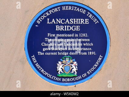 Ein Stockport Heritage Trust blaue Plakette auf Lancashire Brücke, Stockport, Großbritannien, merkte es war eine Kreuzung zwischen Cheshire und Lancashire Stockfoto