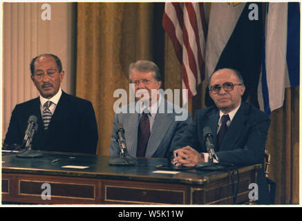 Anwar Sadat, Jimmy Carter und Menahem Begin in Camp David Abkommen Unterzeichnung. Stockfoto