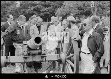 Anwar Sadat, Jimmy Carter, Menahem Begin und anderen Camp David Delegierten untersuchen eine Canon während einer Reise nach der Gettysburg National Military Park. Stockfoto