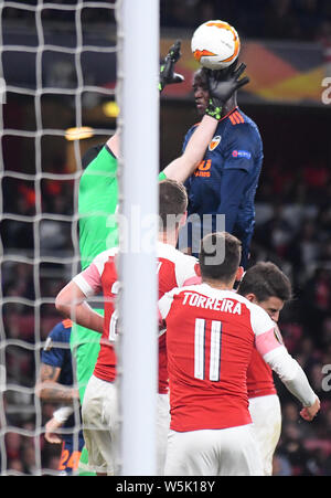 LONDON, ENGLAND - Mai 2, 2019: mouctar Diakhaby von Valencia dargestellt, während der ersten Etappe der 2018/19 UEFA Europa League Halbfinale Spiel zwischen Arsenal FC (England) und Valencia (Spanien) im Emirates Stadion. Stockfoto