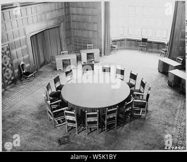 Um diese Tabelle, in einem aufwändigen Country Estate in Potsdam, Deutschland, die drei Großen wird in Gesprächen, die viel für die Zukunft des großen Nationen entscheiden wird. Präsident Harry S. Truman, Premierminister Winston Churchill von Großbritannien und Regierungschef Josef Stalin der Sowjetunion teilnehmen. Stockfoto