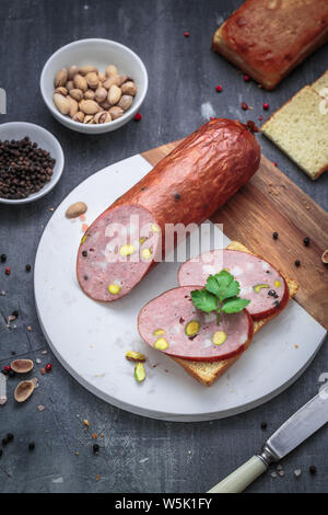 Wurst mit Pistazien auf einem Marmor board Stockfoto