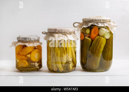 Komposition mit Gläsern von eingelegtem Gemüse. Marinierte Lebensmittel. Stockfoto