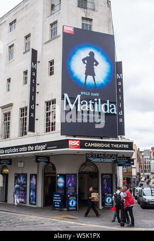 Street View der Cambridge Theatre Royal Shakespeare Company in Earlham Street mit Blick auf Seven Dials, London West End jetzt spielen Matilda die Musikalische Stockfoto