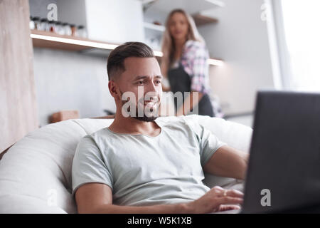 Junge Familie verbringt freie Zeit in der Küche Stockfoto