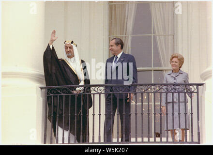 Begrüßungszeremonie einladende König Faisal von Saudi-Arabien; Umfang und Inhalt: Im Bild: König Faisal Ibn Abd Al-Aziz von Saudi-arabien, Präsident Nixon, Frau Nixon. Betrifft: Staatsoberhaupt - Arab. Stockfoto