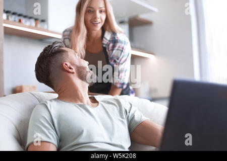 Junge Familie verbringt freie Zeit in der Küche Stockfoto