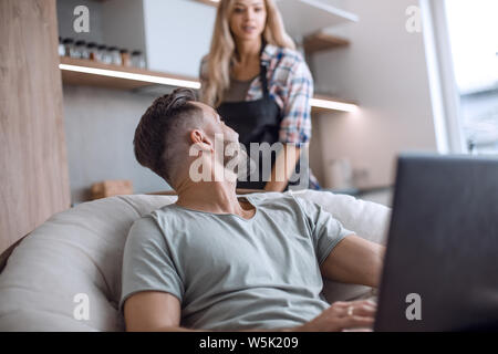 Junge Familie verbringt freie Zeit in der Küche Stockfoto