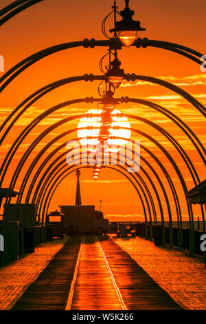 Southport, Merseyside, UK. 29. Juli 2019. Einen schönen Sonnenuntergang schmiegt sich in Bett hinter dem Pier in Southport, Merseyside. Im August 1860 eröffnet, es ist das älteste Bügeleisen Pier im Land. Seine Länge von 1.108 m ist er der zweitlängste in Großbritannien. Credit: cernan Elias/Alamy leben Nachrichten Stockfoto