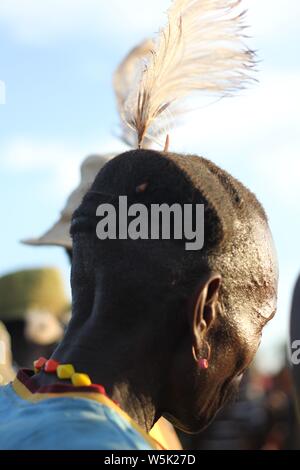 Ein alter Mann mit einem traditionellen Turkana Frisur Tragen eines weißen Straußenfedern Stockfoto