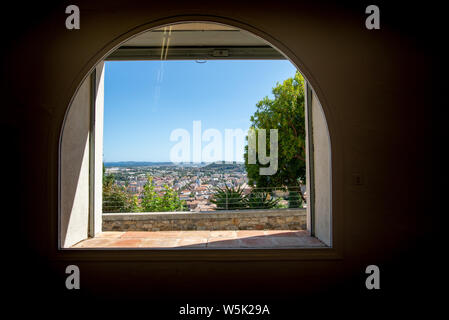 HYERES, Frankreich - Juli 28, 2019: Blick auf das Mittelmeer, die durch ein Fenster der Villa Noailles, entworfen von dem Architekten Mallet-Stevens, Hyeres Stockfoto