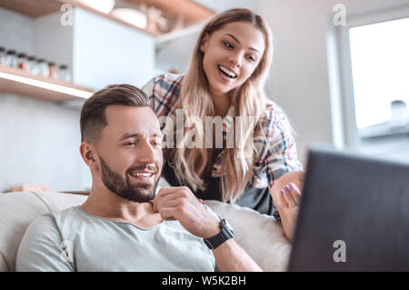 Bis zu schließen. junges Paar an Laptop Bildschirm schaut. Stockfoto