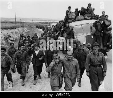 Achse Kriegsgefangene sind aus der Stadt getrieben als alliierten Armeen Tunis ein. Stockfoto