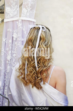 Braut Frisur - Hochzeit Haar - schöne Braut mit weißen Quaste - Hochzeit Stil Stockfoto