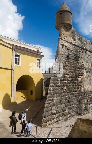 Familie stand in einer Ecke des historischen alten Stadtmauer und Turm durch die Art District der Zitadelle von Cascais, Cascais, Portugal. Stockfoto