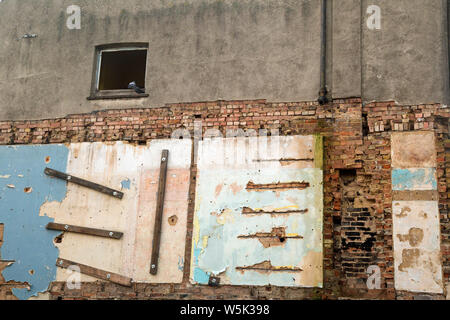 Eine Wand eines Gebäudes während der Abbrucharbeiten Stockfoto