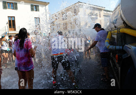 Santa Maria, Mallorca/Spanien - Juli 20, 2019: Einheimische genießen Sie die traditionelle Sommerfeste einschließlich einer Schlacht zwischen den jüngsten vi. Stockfoto