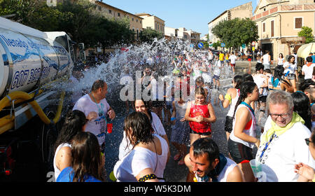 Santa Maria, Mallorca/Spanien - Juli 20, 2019: Einheimische genießen Sie die traditionelle Sommerfeste einschließlich einer Schlacht zwischen den jüngsten vi. Stockfoto