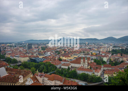 Stadtbild von Graz mit der Mur und der Mariahilfer Kirche (Mariahilferkirche), Blick von der Shlossberg Hügel, der in Graz, Steiermark, Österreich Stockfoto