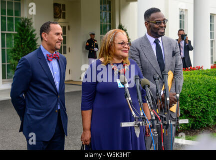 Alveda König, Mitte, flankiert von Reverend Dean Nelson, Links, und Bischof Harry Jackson, rechts, im Gespräch mit den Medien nach dem Treffen mit dem Präsidenten der Vereinigten Staaten Donald J. Trumpf im Weißen Haus in Washington, DC am Montag, 29. Juli 2019. Quelle: Ron Sachs/CNP | Verwendung weltweit Stockfoto