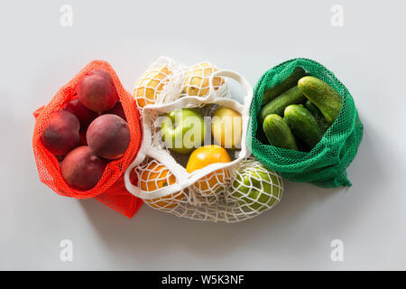 Null Abfall Konzept. Drei moderne Einkaufszentren Stoffbeutel mit frischem Obst und Gemüse. Blick von oben. Stockfoto