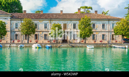 Malerische Anblick in Peschiera del Garda, Dorf am Gardasee, in der Provinz Verona, Venetien, Italien. Stockfoto