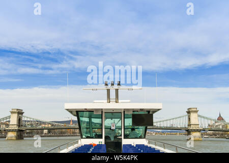 BUDAPEST, Ungarn - März 2019: Die Brücke von einem touristischen signtseeing River Boat, da es Ansätze einer der Brücken auf der Donau in Budapest. Stockfoto