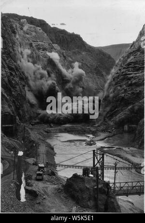 Strahlen in Black Canyon.; Umfang und Inhalt: Foto aus Band 2 einer Reihe von Fotoalben dokumentiert den Bau des Hoover Dam, Boulder City, Nevada. Stockfoto