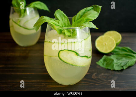 Gurke Basilikum Gin und Tonic Cocktail Stockfoto