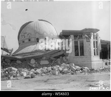 Bombenkrieg. Europa & Nordafrika; Umfang und Inhalt: Nur die Kuppel ist in diesem Freak Bild eines 31.000 qm großen Gebäude in der Nähe der Docks, Tunis, Tunesien intakt. Stockfoto