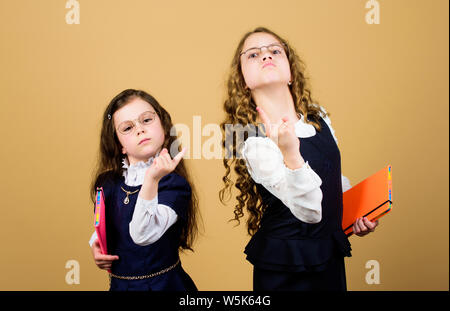 Smart und gerade Mädchen. Wissen und Bildung. Zurück zu Schule. notebook für tagebuchnotizen. Studie Lektion. kleine Mädchen mit Papier Ordner. hometwork zusammen. beste Freunde seit der Schulzeit. Stockfoto