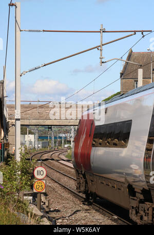 Jungfrau Westküste Klasse 390 Pendolino Elektrischer Triebzug durch Carnforth auf der West Coast Main Line am 29. Juli 2019. Stockfoto