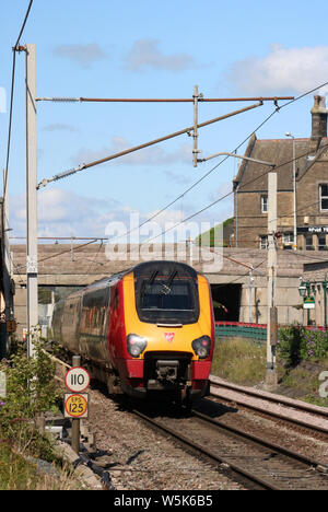 Jungfrau Westküste Super Voyager diesel-elektrischer Triebzug durch Carnforth auf der West Coast Main Line am 29. Juli 2019. Stockfoto