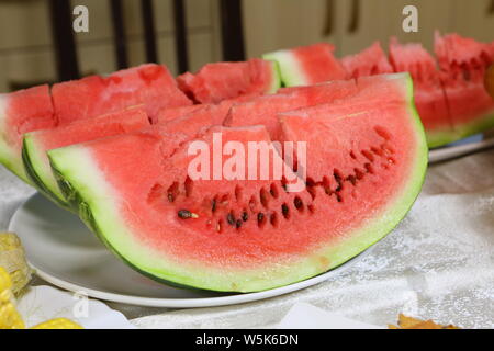 Aufgeschnittenen Wassermelone auf dem Küchentisch Stockfoto