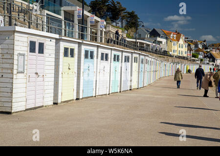 Lyme Regis, Dorset, England, Frühling, 2019, bunten Badekabinen am Meer entlang Stockfoto