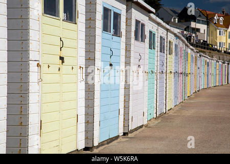 Lyme Regis, Dorset, England, Frühling, 2019, bunten Badekabinen am Meer entlang Stockfoto