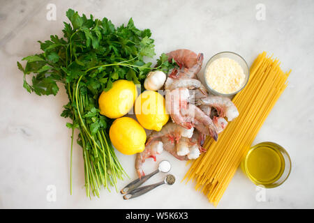 Zitronen Knoblauch Garnelen mit Spaghetti Zutaten Stockfoto