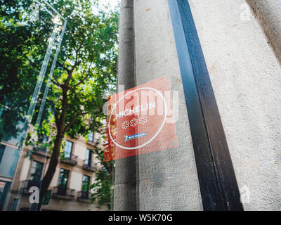 Barcelona, Spanien - Jun 1, 2018: Blick von der Straße in den Innenraum gelegt rote Zeichen 2017 Michelin drei Sterne in Luxus von Obere Skala Restaurant außergewöhnliche Küche, lohnt sich eine besondere Reise Stockfoto