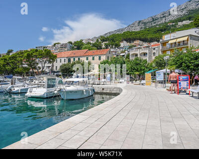 Der Hafen von Brela. Die Lage an der Riviera von Makarska in Kroatien ist bekannt für seine Schönheit. Stockfoto