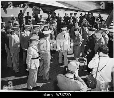 Der britische Premierminister Winston Churchill ist von Feldmarschall Bernard Montgomery bei Gatow Berliner Flughafen begrüßt, Deutschland, wo Herr Churchill gerade angekommen hat der Potsdamer Konferenz zu besuchen. Stockfoto