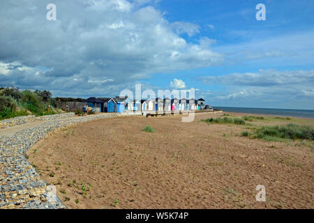 Umkleidekabinen am Strand entlang dem Strand an der Kapelle St Leonards, Skegness, Lincolnshire, Großbritannien Stockfoto