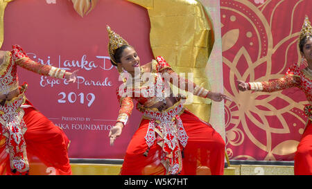 Sri Lankan kreative traditionellen Tanz am Sri Lanka Tag Expo und Parade Pasadena, Kalifornien Stockfoto