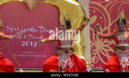 Sri Lankan kreative traditionellen Tanz am Sri Lanka Tag Expo und Parade Pasadena, Kalifornien Stockfoto